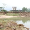 Sạt lở bờ sông Thạch Hãn tiến gần vào nhà dân đoạn qua xã Triệu Giang, huyện Triệu Phong, tỉnh Quảng Trị, hồi tháng 11/2022. (Ảnh: Nguyên Lý/TTXVN)
