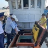 Lực lượng chức năng của tỉnh Bà Rịa-Vũng Tàu kiểm tra tàu cá trước khi ra khơi đánh bắt. (Ảnh: Hoàng Nhị/TTXVN)