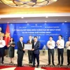 Chủ tịch UBND Thành phố Trần Sỹ Thanh đã trao Quyết định phê duyệt Điều chỉnh cục bộ Quy hoạch chi tiết tỷ lệ 1/500 cho lãnh đạo Tập đoàn Sumitomo. (Ảnh Mạnh Khánh/TTXVN)