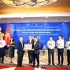 Chủ tịch UBND Thành phố Trần Sỹ Thanh đã trao Quyết định phê duyệt Điều chỉnh cục bộ Quy hoạch chi tiết tỷ lệ 1/500 cho lãnh đạo Tập đoàn Sumitomo. (Ảnh Mạnh Khánh/TTXVN)