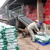 Công nhân Công ty Cổ phần Supe Phốt phát và Hóa chất Lâm Thao vận chuyển sản phẩm phân bón mới lên xe của khách hàng. (Ảnh: Trung Kiên/TTXVN)