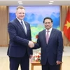 Thủ tướng Phạm Minh Chính tiếp Bộ trưởng Bộ Tình trạng khẩn cấp Belarus Vadim Sinyavsky. (Ảnh: Dương Giang/TTXVN)