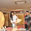 Khách tham quan tìm hiểu các sản phẩm làm từ Trúc chỉ. (Ảnh: Trần Lê Lâm/TTXVN)