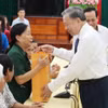Tổng Bí thư, Chủ tịch nước Tô Lâm tặng quà Mẹ Việt Nam Anh hùng, thương, bệnh binh, gia đình chính sách tiêu biểu của tỉnh. (Ảnh: Lâm Khánh/TTXVN)