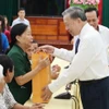 Tổng Bí thư, Chủ tịch nước Tô Lâm tặng quà Mẹ Việt Nam Anh hùng, thương, bệnh binh, gia đình chính sách tiêu biểu của tỉnh. (Ảnh: Lâm Khánh/TTXVN)