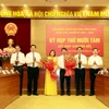 Phó Trưởng ban Thường trực Ban Nội chính Tỉnh ủy Vĩnh Phúc Phùng Thị Kim Nga (thứ 3, trái sang) và Bí thư huyện Yên Lạc Nguyễn Khắc Hiếu (thứ 3, phải sang) được bầu giữ chức Phó Chủ tịch UBND tỉnh Vĩnh Phúc, nhiệm kỳ 2021-2026. (Ảnh: Hoàng Hùng/TTXVN)