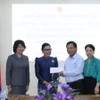 Bà Chea Sam Eng, đại diện thế hệ sinh viên là con em lãnh đạo cấp cao Campuchia học tập tại Việt Nam giai đoạn 1980-1987, trao số tiền quyên góp ủng hộ. (Ảnh: Huỳnh Thảo/TTXVN)
