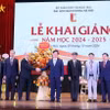 Ủy viên Bộ Chính trị, Bí thư Trung ương Đảng, Trưởng Ban Tuyên giáo Trung ương Nguyễn Trọng Nghĩa tặng lẵng hoa chúc mừng cán bộ, giảng viên Đại học Bách khoa Hà Nội. (Ảnh: Phương Hoa/TTXVN)