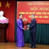 Trưởng Ban Tổ chức Trung ương Lê Minh Hưng trao Quyết định của Bộ Chính trị điều động, chỉ định đồng chí Hà Thị Nga tham gia Ban Chấp hành, Ban Thường vụ và giữ chức vụ Bí thư Tỉnh ủy Tuyên Quang nhiệm kỳ 2020-2025. (Ảnh: Quang Cường/TTXVN)