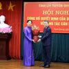 Trưởng Ban Tổ chức Trung ương Lê Minh Hưng trao Quyết định của Bộ Chính trị điều động, chỉ định đồng chí Hà Thị Nga tham gia Ban Chấp hành, Ban Thường vụ và giữ chức vụ Bí thư Tỉnh ủy Tuyên Quang nhiệm kỳ 2020-2025. (Ảnh: Quang Cường/TTXVN)