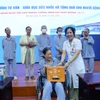 Tiến sỹ, bác sỹ Phạm Thúy Hường – Phó Giám đốc Bệnh viện Nội tiết Trung ương trao quả cho người bệnh. (Ảnh: BVNTTƯ)