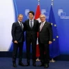 Thủ tướng Canada Justin Trudeau (giữa), Chủ tịch Ủy ban châu Âu Jean-Claude Juncker (phải) và Chủ tịch Hội đồng châu Âu Donald Tusk (trái) tại lễ ký CETA ở Brussels. (Nguồn: THX/TTXVN)