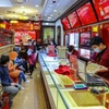 Giá vàng miếng và nhẫn đều đi xuống phiên sáng nay theo đà thế giới. (Ảnh: PV/Vietnam+)