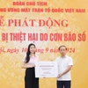 Phó Tổng Giám đốc Ngân hàng Chính sách Xã hội Nguyễn Thị Hằng (bên trái) trao biểu trưng cho đại diện lãnh đạo Mặt trận Tổ quốc Việt Nam. (Ảnh: Vietnam+)