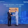 Ông Nikhil Gujral - Phó Tổng Giám đốc khu vực Nam và Đông Nam châu Á Temenos trao cup giải thưởng “Triển khai Core Banking nhanh nhất Châu Á” cho ông Vũ Quốc Khánh - Phó Tổng Giám đốc thường trực LPBank. (Ảnh: Vietnam+)