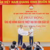Phó Thống đốc Thường trực Đào Minh Tú trao ủng hộ của ngành Ngân hàng. (Ảnh: Vietnam+)
