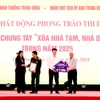Ông Phạm Đức Tuấn – Thành viên Hội đồng Thành viên, Chủ tịch Công đoàn Agribank (thứ 2 từ phải qua) trao biểu trưng tài trợ 20 tỷ đồng của Agribank. (Ảnh: Vietnam+)