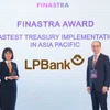 Bà Nguyễn Ánh Vân – Phó Tổng Giám đốc LPBank nhận giải Ngân hàng “Triển khai hệ thống Kondor Treasury nhanh nhất Châu Á - Thái Bình Dương”. (Ảnh: Vietnam+)