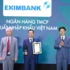 Ông Nguyễn Hướng Minh – Phó Tổng Giám đốc Eximbank nhận giải thưởng từ Ban tổ chức.. (Ảnh: Vietnam+)