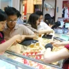 Giá vàng nhẫn tiếp tục giảm thêm khoảng 200.000 đồng mỗi lượng. (Ảnh: Vietnam+)