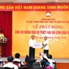 Đại diện ngành Ngân hàng, ông Đào Minh Tú - Phó Thống đốc Thường trực Ngân hàng Nhà nước trao số tiền 38,4 tỷ đồng tại lễ phát động của Ủy ban Mặt trận Tổ quốc Việt Nam để ủng hộ đồng bào bị thiệt hại do bão số 3. (Ảnh: Vietnam+)