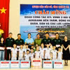 Đại diện Agribank, Phó Tổng Giám đốc Nguyễn Thị Phượng tặng quà quân và dân trên huyện đảo Cồn Cỏ. (Ảnh: Vietnam+)
