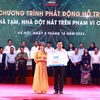 Bà Ninh Thị Lan Phương – Phó Tổng Giám đốc SHB đại diện Ngân hàng trao tặng 100 tỷ đồng cho tỉnh Sóc Trăng. (Ảnh: Vietnam+)
