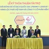 Đại diện LPBank, ông Hoàng Văn Phúc – Phó Tổng Giám đốc và đại diện FPT Telecom, ông Nguyễn Hoàng Linh – Tổng Giám đốc thực hiện ký kết dưới sự chứng kiến của đại diện Lãnh đạo Cục Thể dục Thể thao, Liên đoàn Bóng đá Việt Nam, LPBank, FPT và VPF. (Ảnh: Vietnam+)