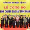 Phó Thủ tướng Chính phủ Hồ Đức Phớc cùng Ban lãnh đạo Ngân hàng Nhà nước chụp ảnh lưu niệm với lãnh đạo 4 ngân hàng. (Ảnh: Vietnam+)