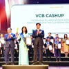 Bà Phương Thị Thu Thuỷ - Trưởng phòng Giải pháp và Kênh số Bán buôn, đại diện Vietcombank nhận giải thưởng Sao Khuê dành cho giải pháp VCB CashUp. (Ảnh: Vietnam+)