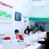 Giao dịch tại VPBank. (Ảnh: Vietnam+)