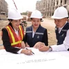 Các doanh nghiệp là nhà thầu thi công xây dựng, lắp đặt máy móc thiết bị, cung ứng nguyên vật liệu, máy móc, trang thiết bị cho các dự án/gói thầu vốn ngân sách nhà nước/ODA/doanh nghiệp nhà nước cũng được ABBANK chú trọng và ưu tiên hỗ trợ/. (Ảnh: Vietnam+)