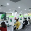 Khách hàng giao dịch tại Vietcombank. (Ảnh: PV/Vietnam+)