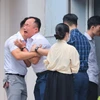 Người nhà nạn nhân đau xót khi nhận diện người thân tại nhà tang lễ của bệnh viện 19/8. Ảnh: Hoàng Hiếu - TTXVN