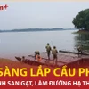 Bộ đội công binh khẩn trương lắp đặt cầu phao thay thế cầu Phong Châu