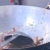 Xào nấu món ăn ở nhà hàng.