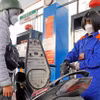 Mua bán xăng, dầu tại điểm kinh doanh xăng dầu Petrolimex trên địa bàn Hà Nội. (Ảnh: Trần Việt/TTXVN)