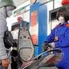 Mua bán xăng, dầu tại điểm kinh doanh xăng dầu Petrolimex trên địa bàn Hà Nội. (Ảnh: Trần Việt/TTXVN)