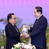 Chủ tịch Quốc hội Trần Thanh Mẫn tặng quà lưu niệm cho Chủ tịch Cơ quan Kiểm toán Nhà nước Lào Viengthavisone Thephachanh. (Ảnh: Thống Nhất/TTXVN)