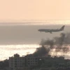 Máy bay dân dụng hạ cánh "như phim" xuyên qua làn khói sau không kích ở Liban