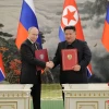 Ngày 19/6/2024, Tổng thống Nga Vladimir Putin (trái) và nhà lãnh đạo Triều Tiên Kim Jong Un ký hiệp ước về quan hệ đối tác chiến lược toàn diện giữa hai nước. (Ảnh: Yonhap/TTXVN)