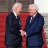 Tổng thống Đức Frank-Walter Steinmeier (phải) đón Tổng thống Mỹ Joe Biden tại Berlin ngày 18/10/2024. (Ảnh: AA/TTXVN)