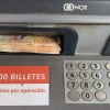 Đồng tiền peso của Argentina tại máy rút tiền tự động ở Buenos Aires. (Ảnh: AFP/TTXVN)
