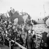 Nhân dân miền Bắc đón tiếp cán bộ, bộ đội và nhân dân miền Nam tập kết ra Bắc tại bến Sầm Sơn (Thanh Hóa), theo quy định tại Hiệp định Geneva (25/9/1954). (Ảnh: Tư liệu TTXVN)