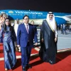 Hình ảnh Thủ tướng và Phu nhân tới Sân bay Doha, bắt đầu thăm chính thức Qatar