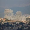 Khói bốc lên sau cuộc không kích của Israel xuống Khiam, Liban. (Ảnh: THX/TTXVN)