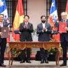 Chủ tịch nước Lương Cường và Tổng thống Chile Gabriel Boric Font chứng kiến lễ ký Tuyên bố chung Việt Nam-Chile giữa hai Bộ trưởng Ngoại giao. (Ảnh: Lâm Khánh/TTXVN)
