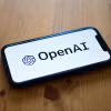 Biểu tượng của tập đoàn công nghệ Mỹ OpenAI. (Ảnh: AFP/TTXVN)