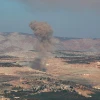 Khói bốc lên sau một vụ không kích tại Idlib (Syria). (Ảnh: AFP/TTXVN)