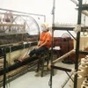 Một khâu dệt khăn ở làng Phùng Xá. (Nguồn: Báo Nhân dân)